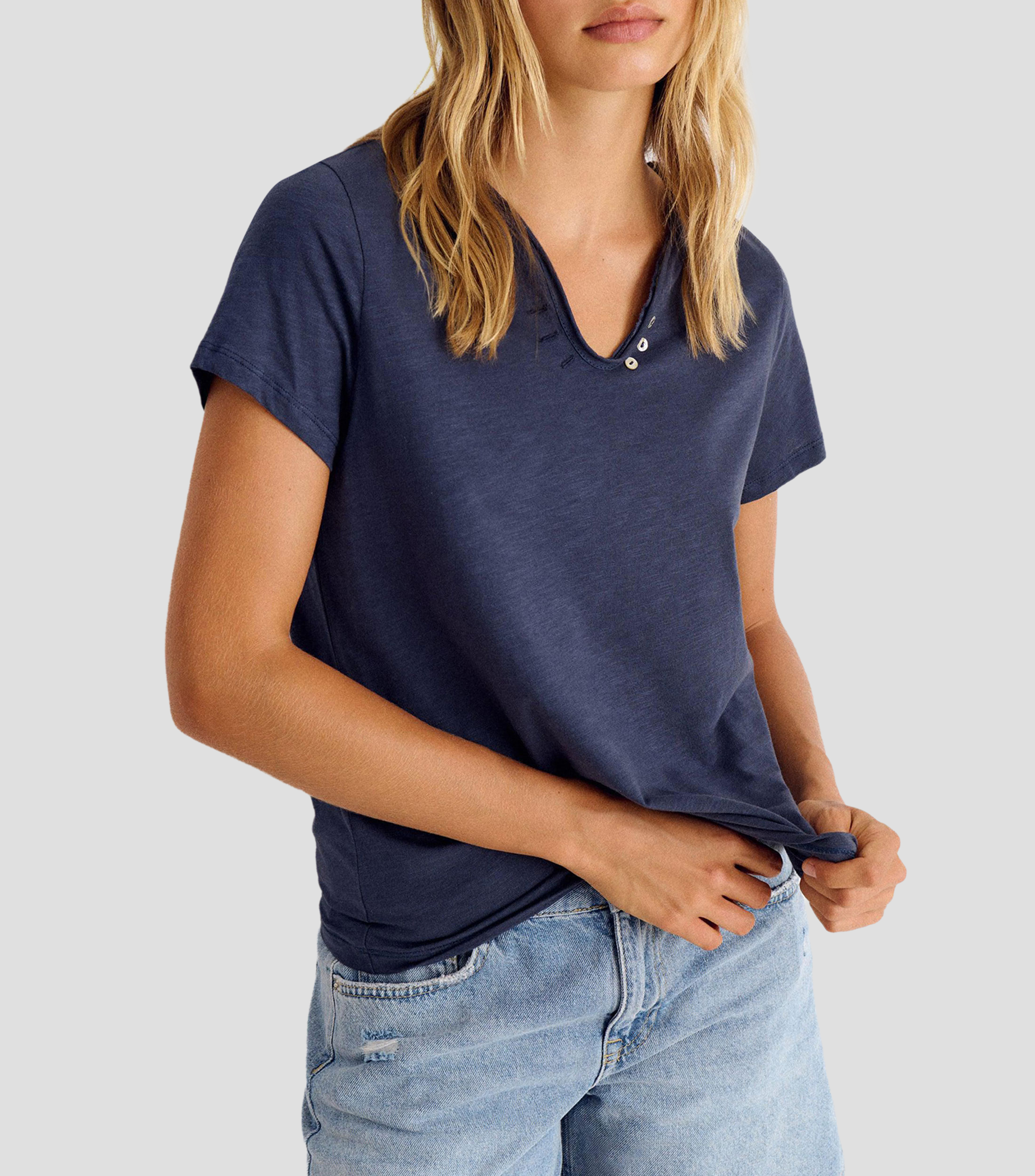 Playera cuello V manga corta lisa Mujer